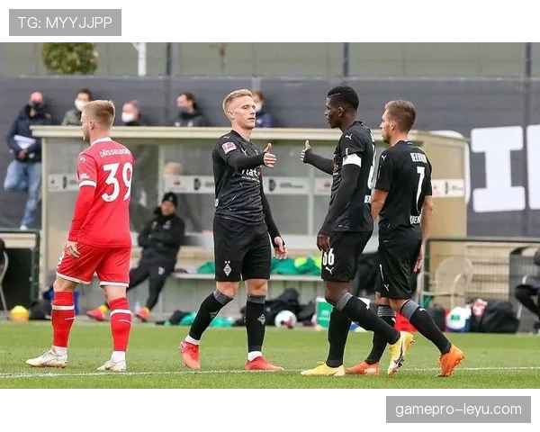 美因茨边路进攻火力全开，稳健表现助球队豪取连胜